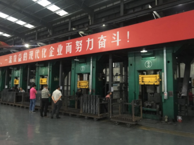 如何提高鎂碳磚質(zhì)量？華隆伺服電動螺旋壓磚機給你答案