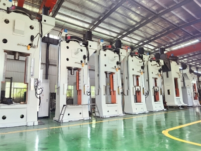 壓磚機批量發(fā)貨，場面壯觀